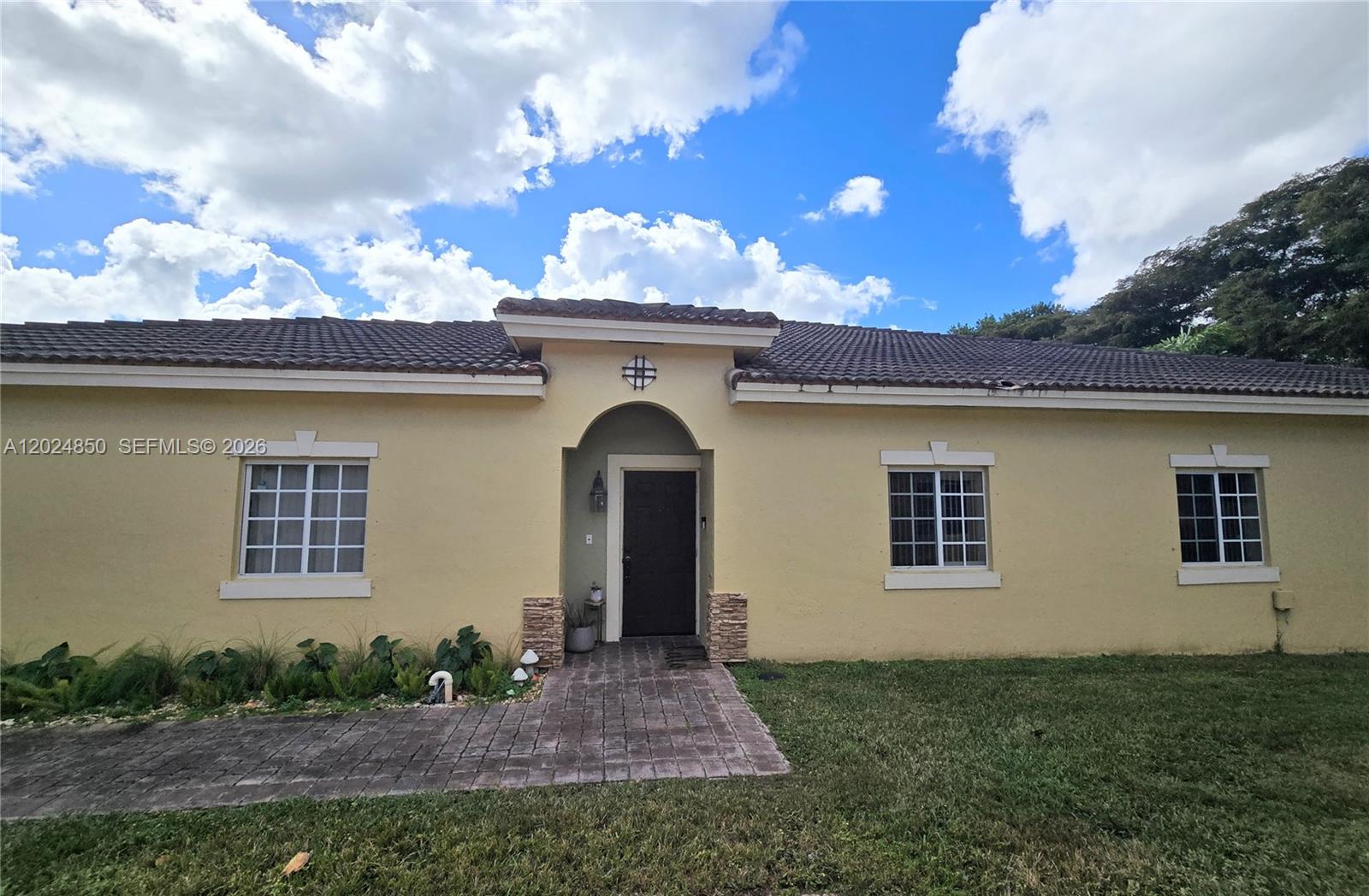 Ver detalles 1236 3 / 2 1380 sq. ft. $ 2026-05-25 0 foto