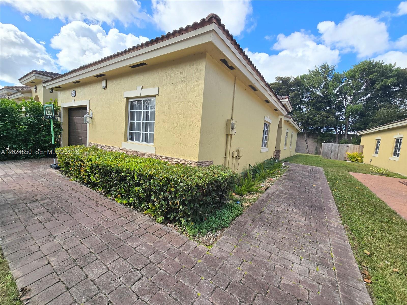 Ver detalles 1236 3 / 2 1380 sq. ft. $ 2026-05-25 0 foto