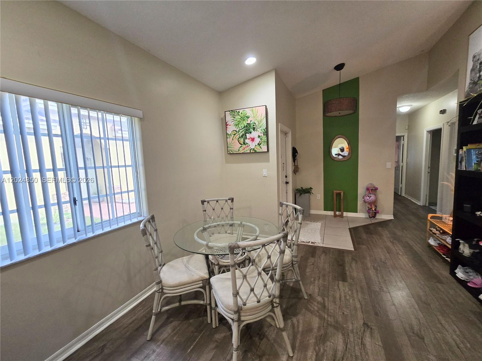 Ver detalles 1236 3 / 2 1380 sq. ft. $ 2026-05-25 0 foto