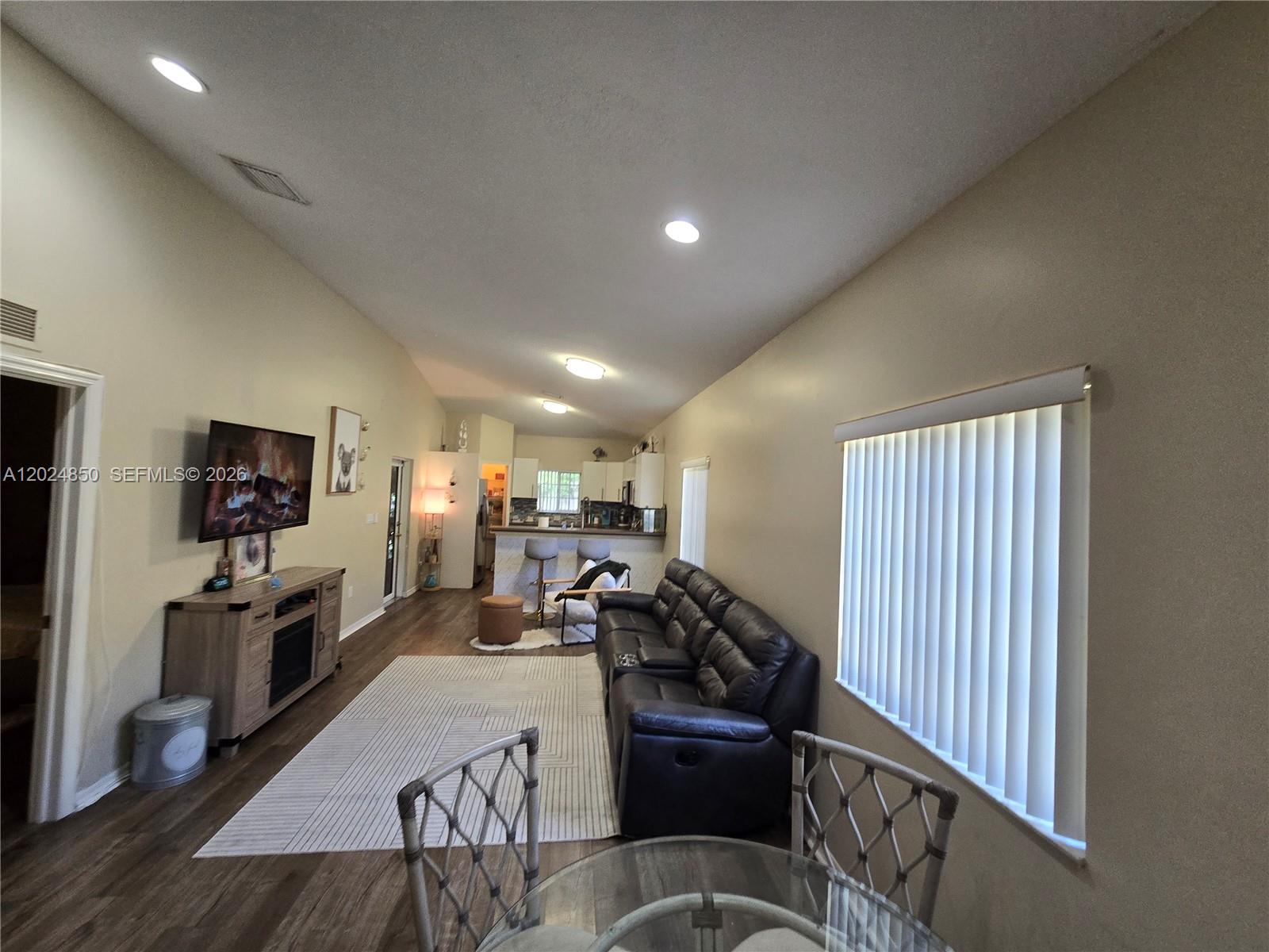 Ver detalles 1236 3 / 2 1380 sq. ft. $ 2026-05-25 0 foto