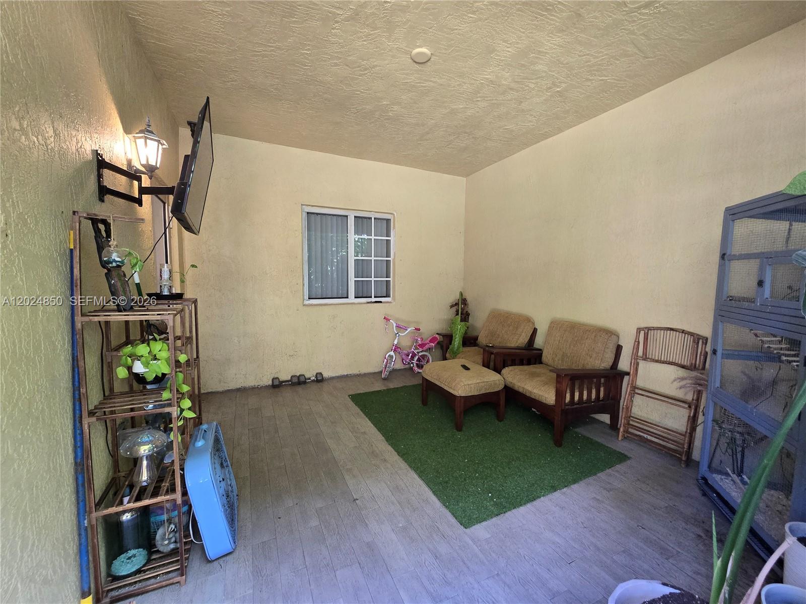 Ver detalles 1236 3 / 2 1380 sq. ft. $ 2026-05-25 0 foto