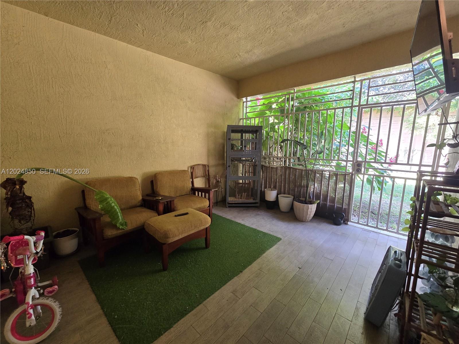 Ver detalles 1236 3 / 2 1380 sq. ft. $ 2026-05-25 0 foto