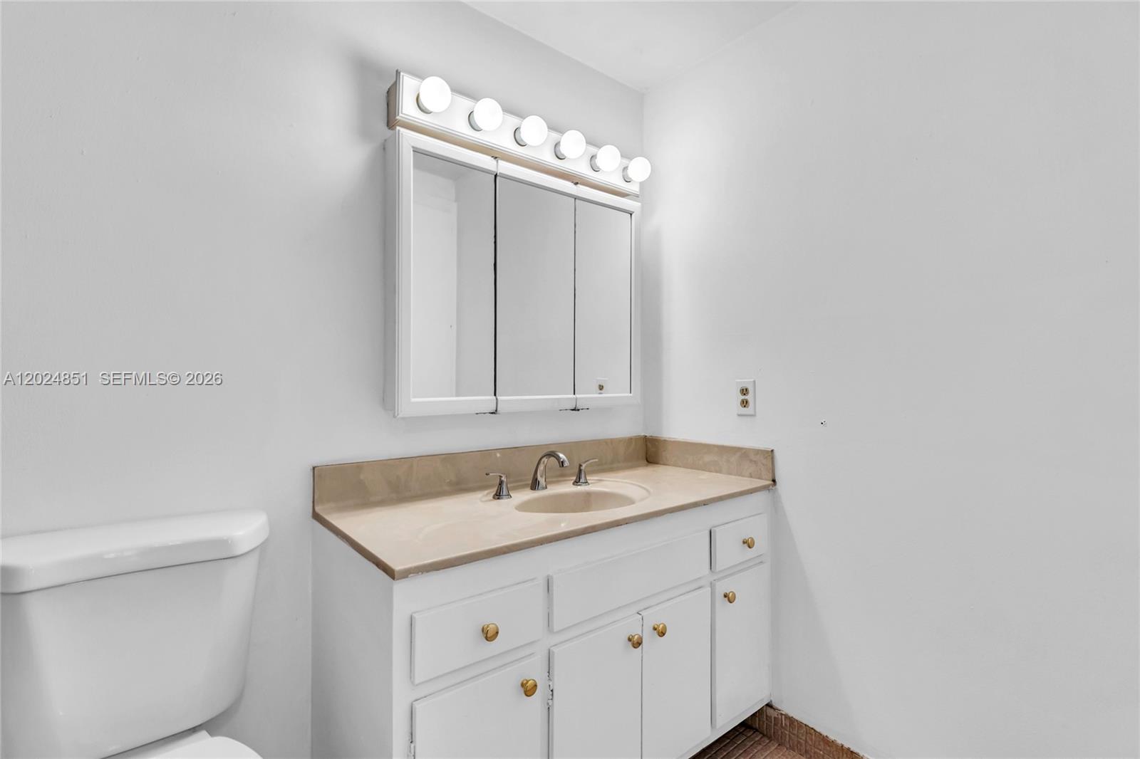 504 1 / 2 844 sq. ft. $ 2026-05-25 0 foto