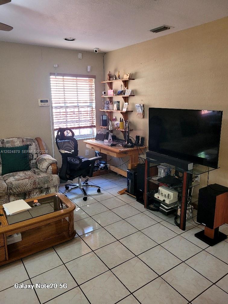 Ver detalles 9114 3 / 2 1858 sq. ft. $ 2026-05-25 0 foto
