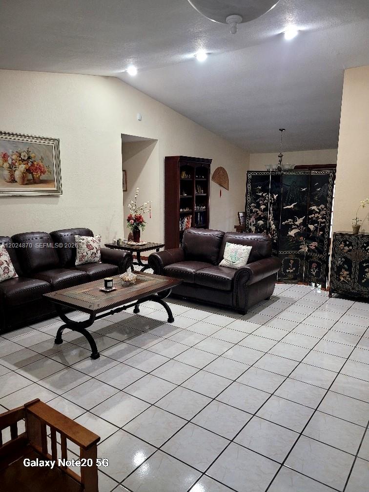 Ver detalles 9114 3 / 2 1858 sq. ft. $ 2026-05-25 0 foto