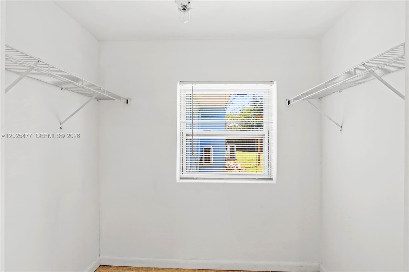 Ver detalles 310 5 / 3 3256 sq. ft. $ 2026-05-26 0 foto