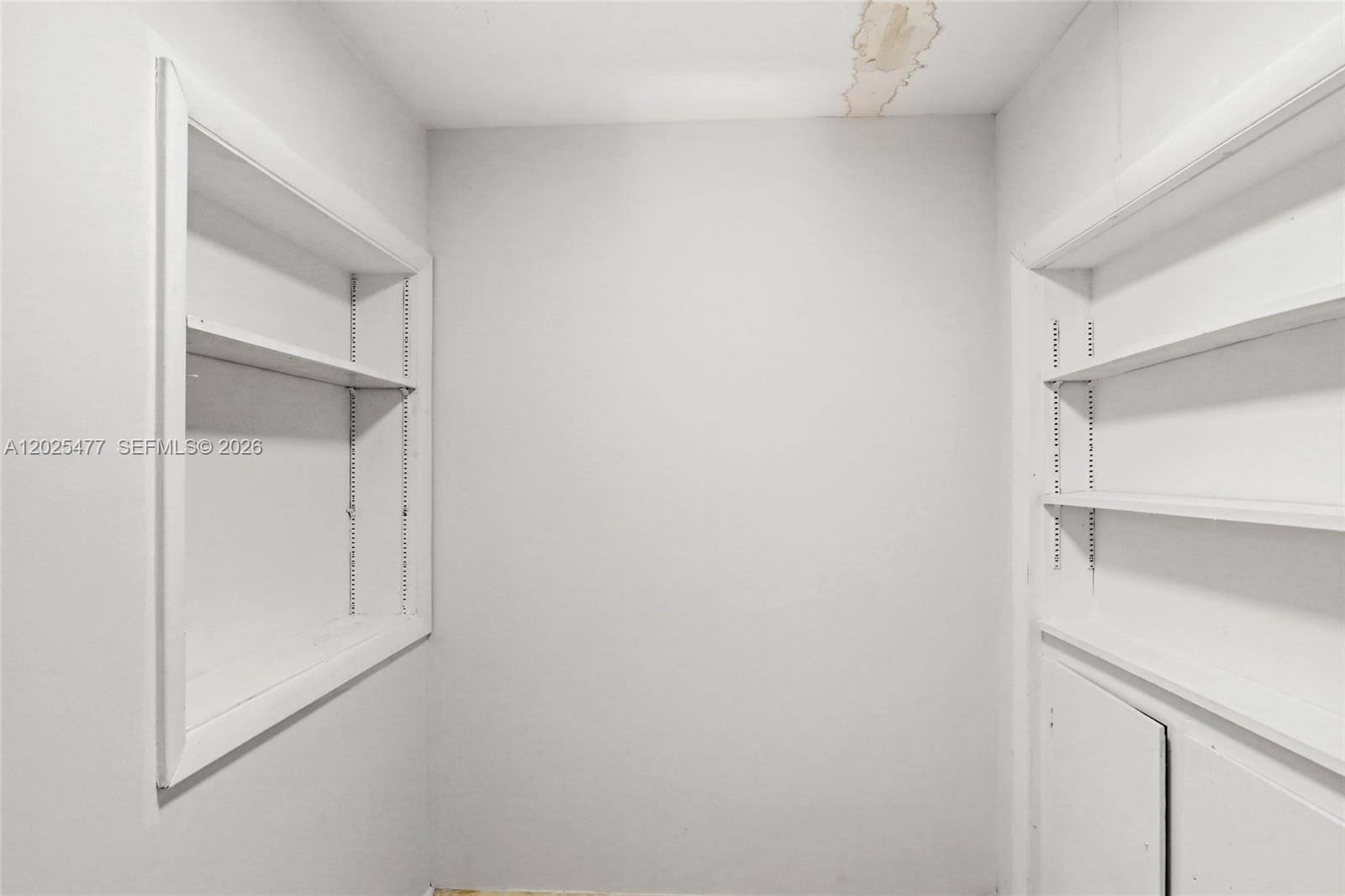 Ver detalles 310 5 / 3 3256 sq. ft. $ 2026-05-26 0 foto