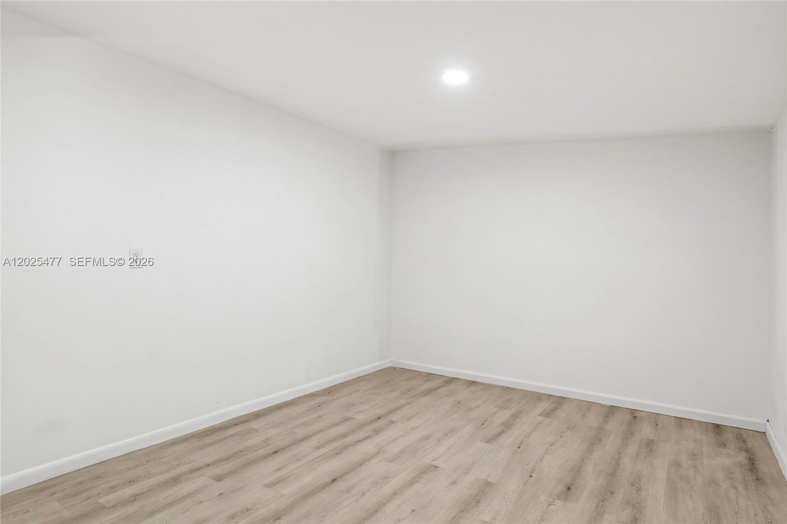 Ver detalles 310 5 / 3 3256 sq. ft. $ 2026-05-26 0 foto