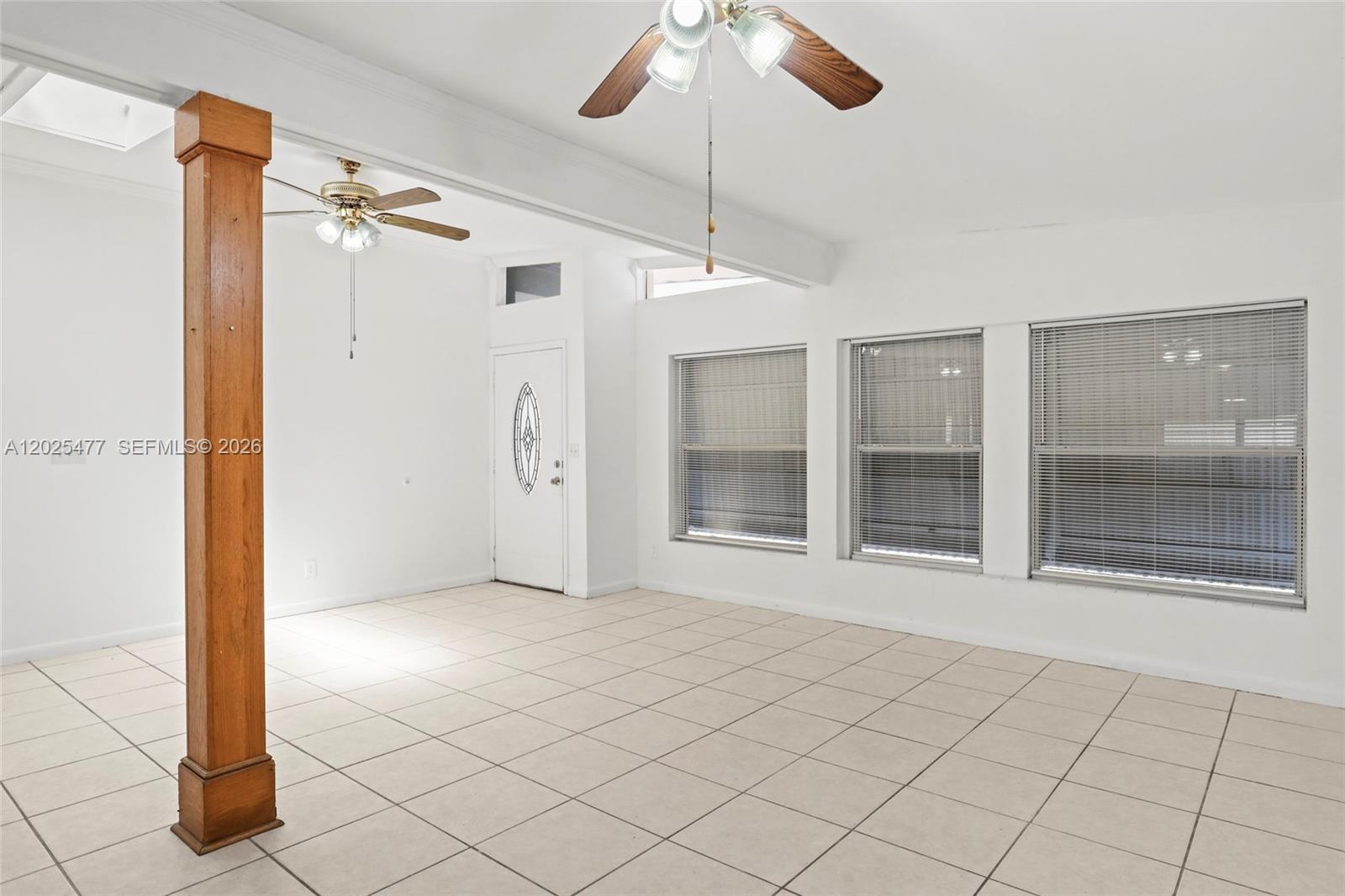 Ver detalles 310 5 / 3 3256 sq. ft. $ 2026-05-26 0 foto