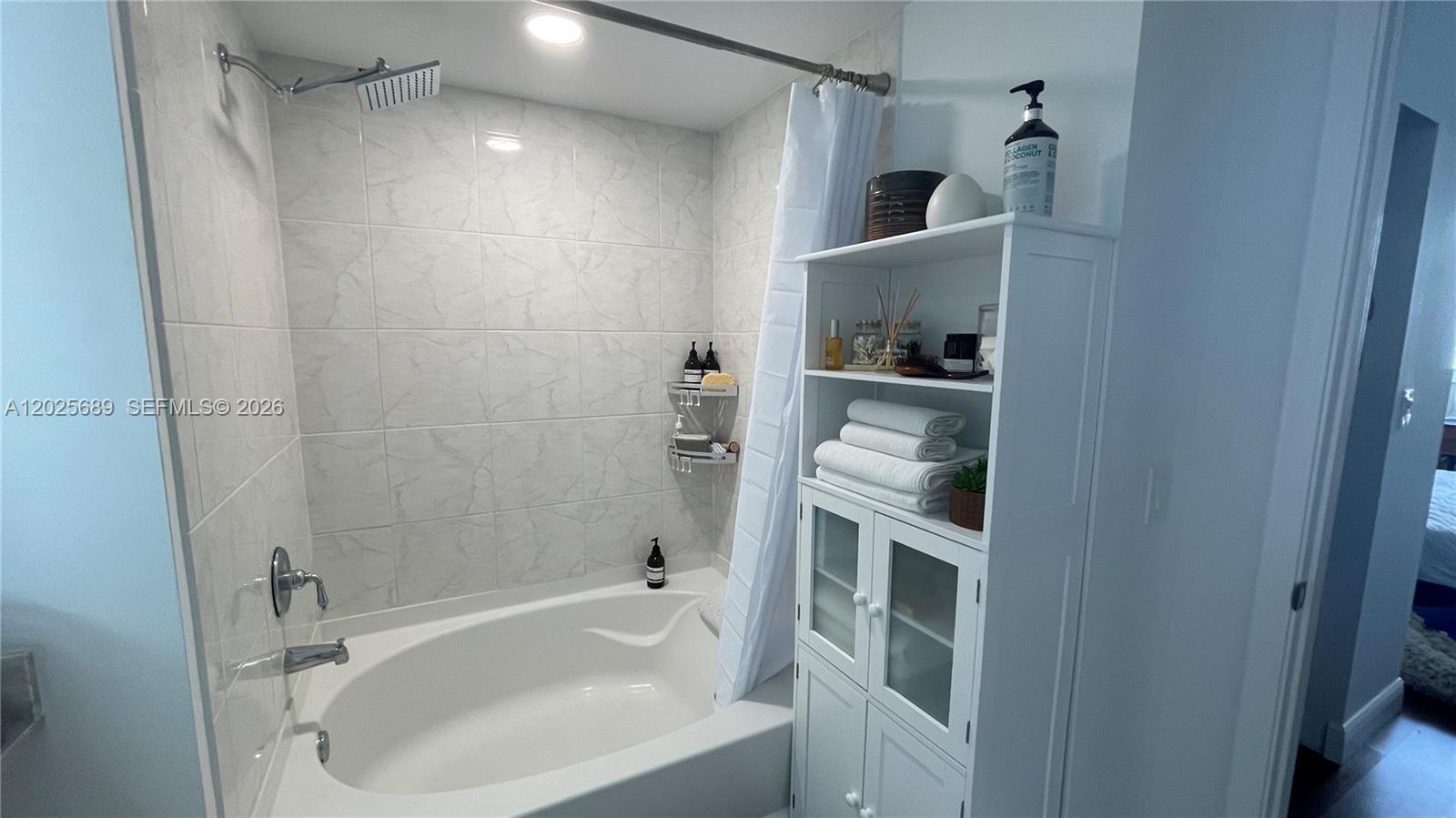Photo of 18800 29th Ave #818, Aventura, Florida, 33180 - Main bathroom
