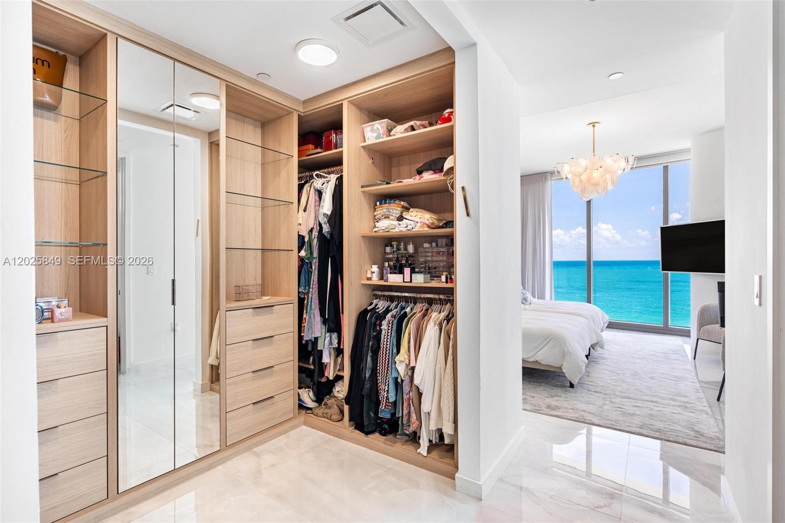 Ver detalles 802 3 / 4 2137 sq. ft. $ 2026-05-27 0 foto