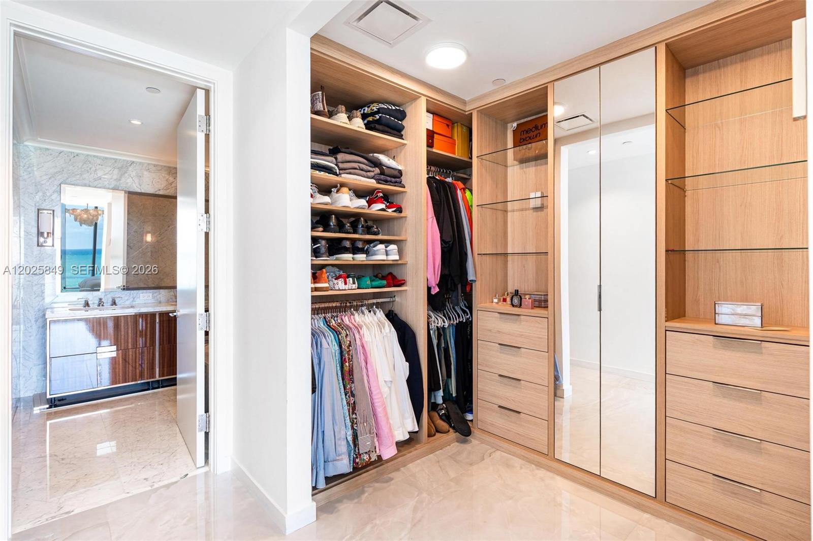 Ver detalles 802 3 / 4 2137 sq. ft. $ 2026-05-27 0 foto