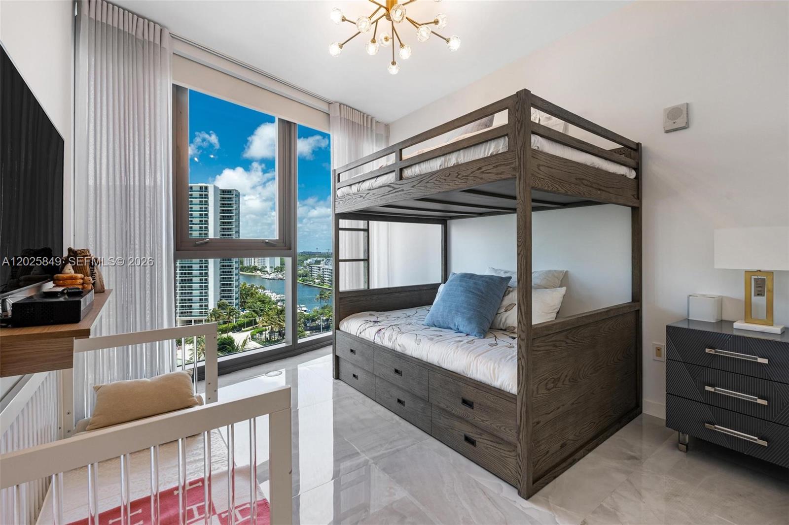 Ver detalles 802 3 / 4 2137 sq. ft. $ 2026-05-27 0 foto