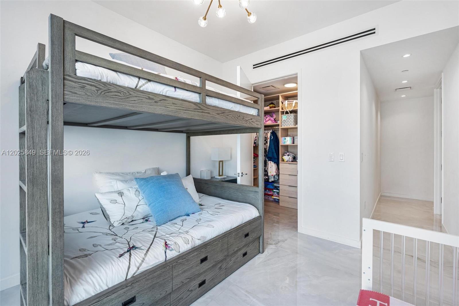 Ver detalles 802 3 / 4 2137 sq. ft. $ 2026-05-27 0 foto