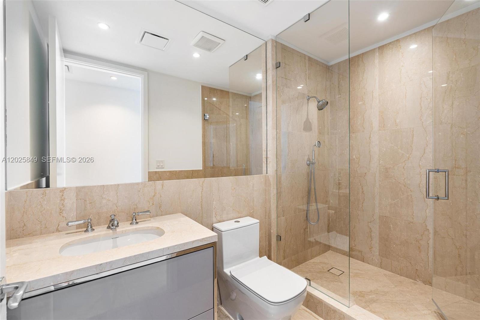 Ver detalles 802 3 / 4 2137 sq. ft. $ 2026-05-27 0 foto
