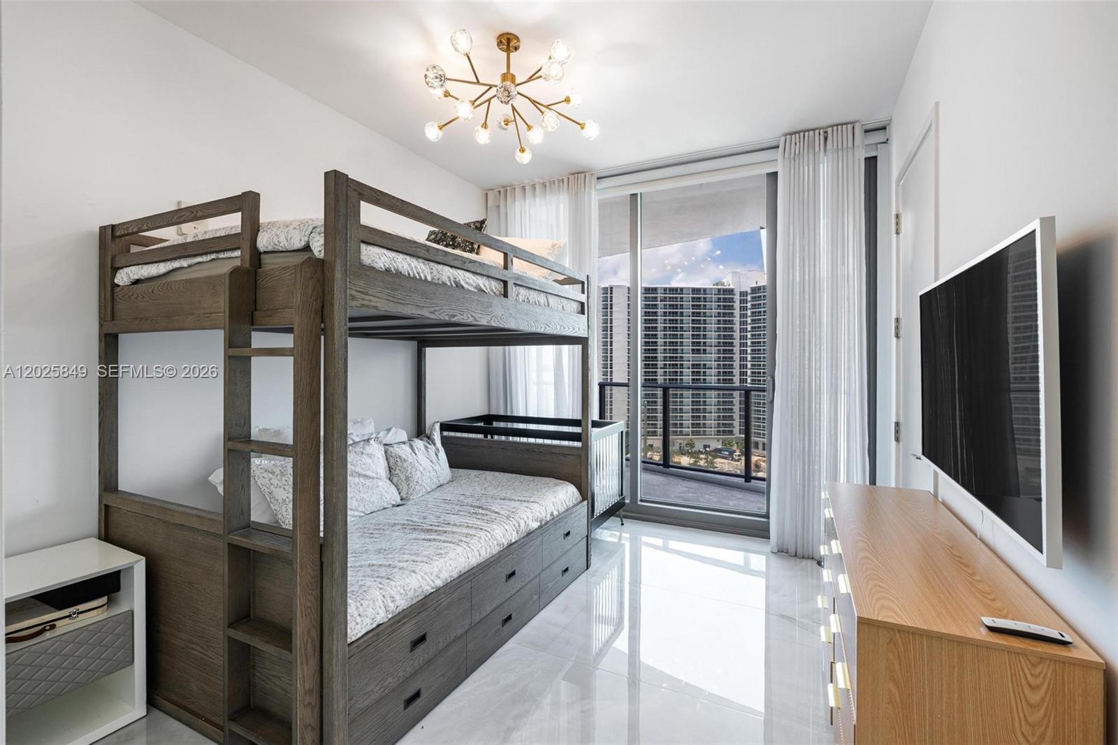 Ver detalles 802 3 / 4 2137 sq. ft. $ 2026-05-27 0 foto