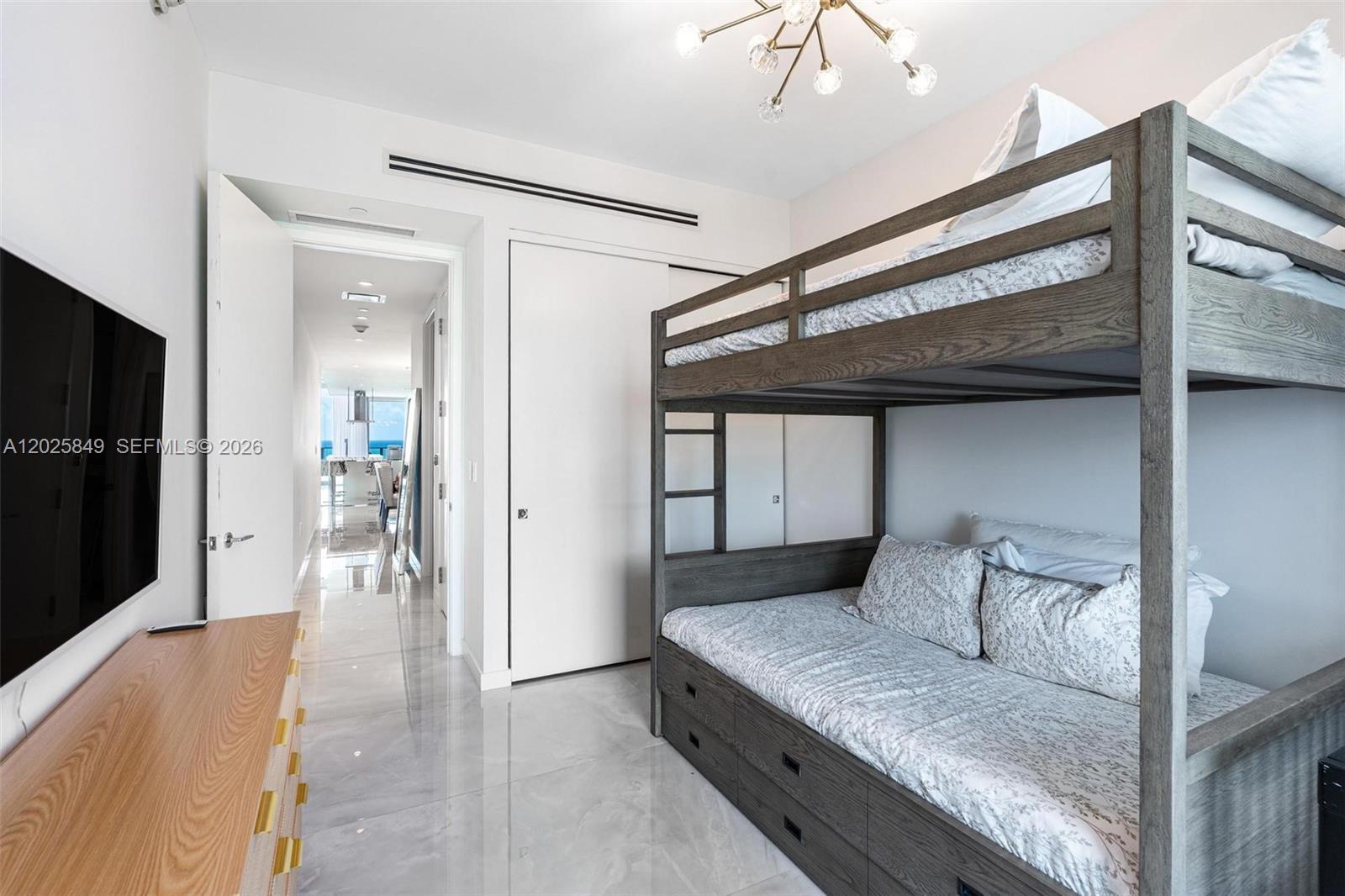 Ver detalles 802 3 / 4 2137 sq. ft. $ 2026-05-27 0 foto