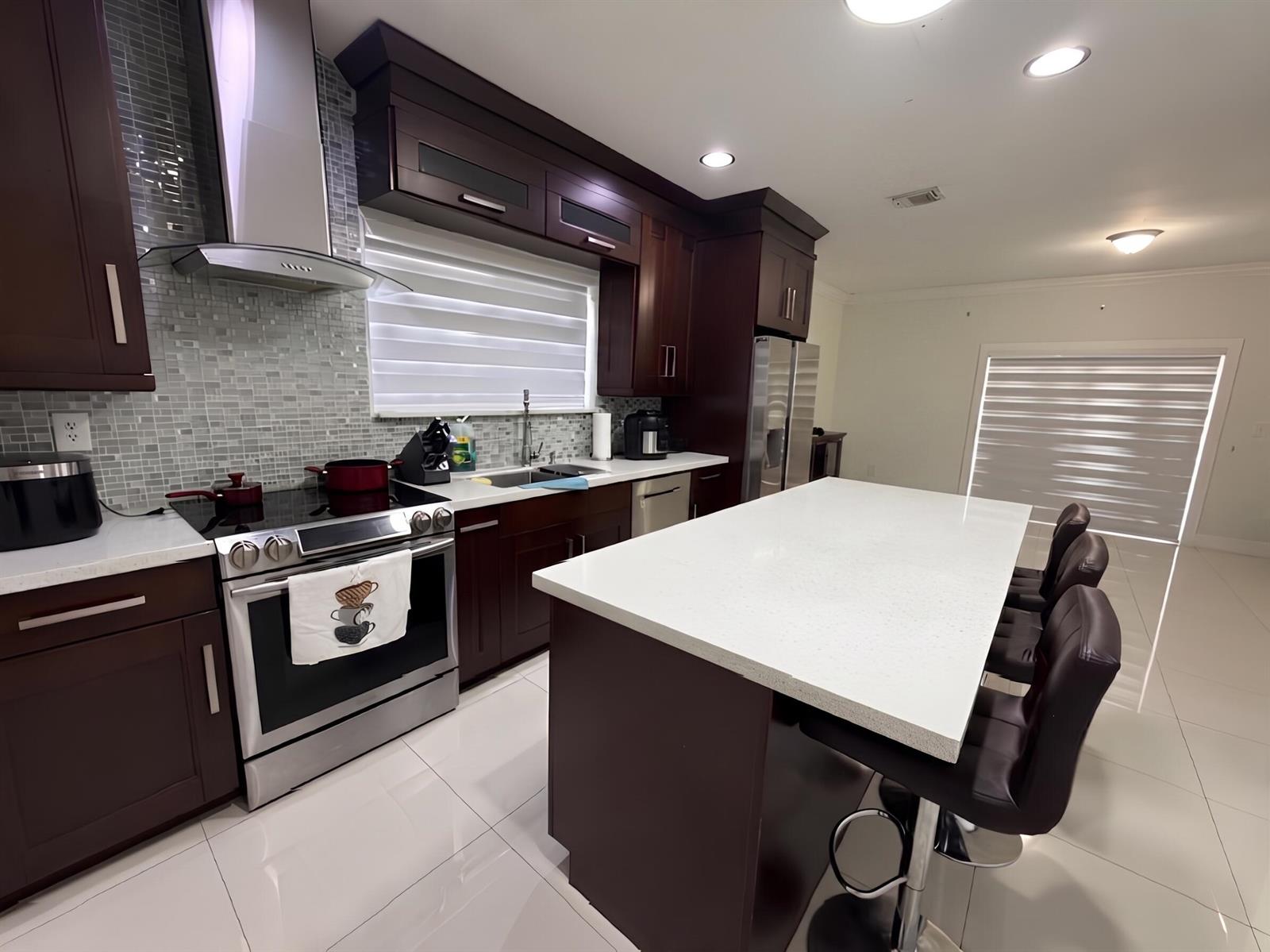 See details 1361 5 / 3 2753 sq. ft. $ 2026-08-11 0 Photo