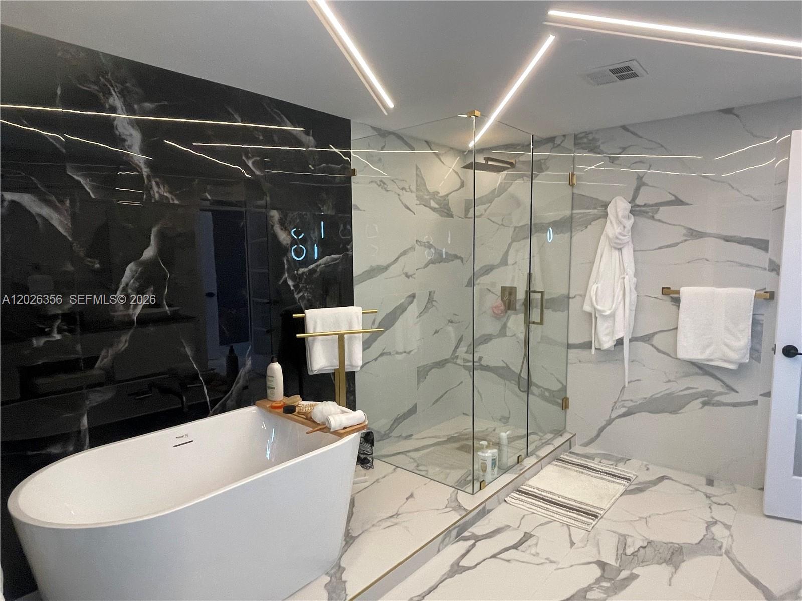 Photo of 3101 Ocean Dr #1707, Hollywood, Florida, 33019 - Master Bath
