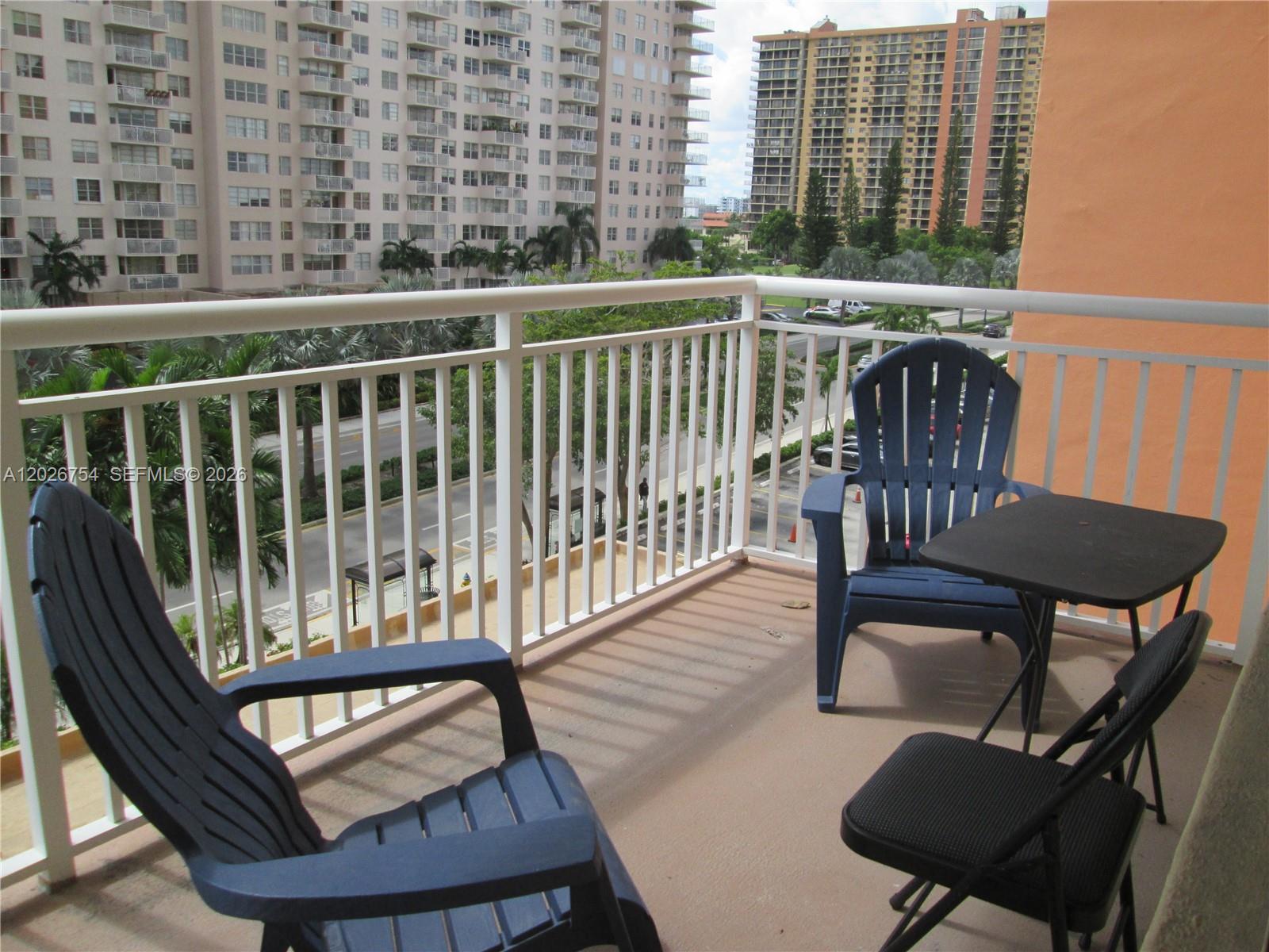 Ver detalles 411 2 / 2 1087 sq. ft. $ 2026-05-28 0 foto