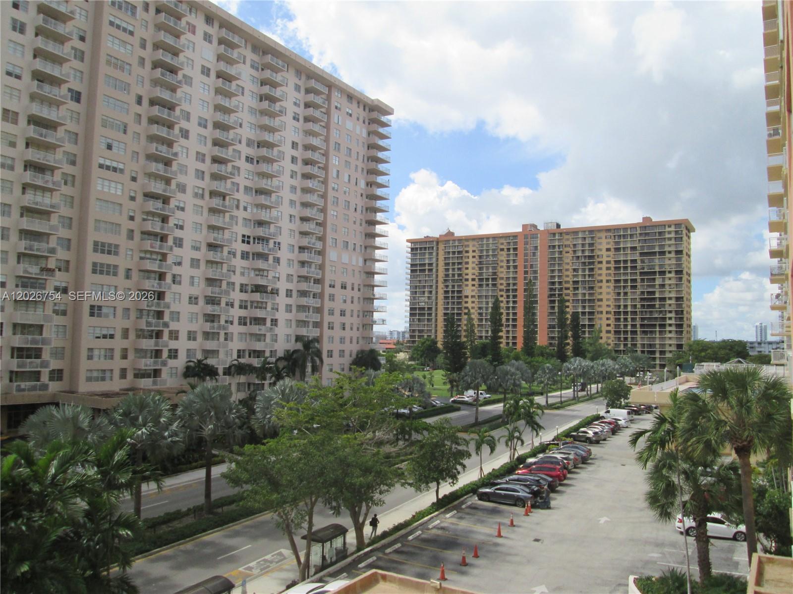 Ver detalles 411 2 / 2 1087 sq. ft. $ 2026-05-28 0 foto