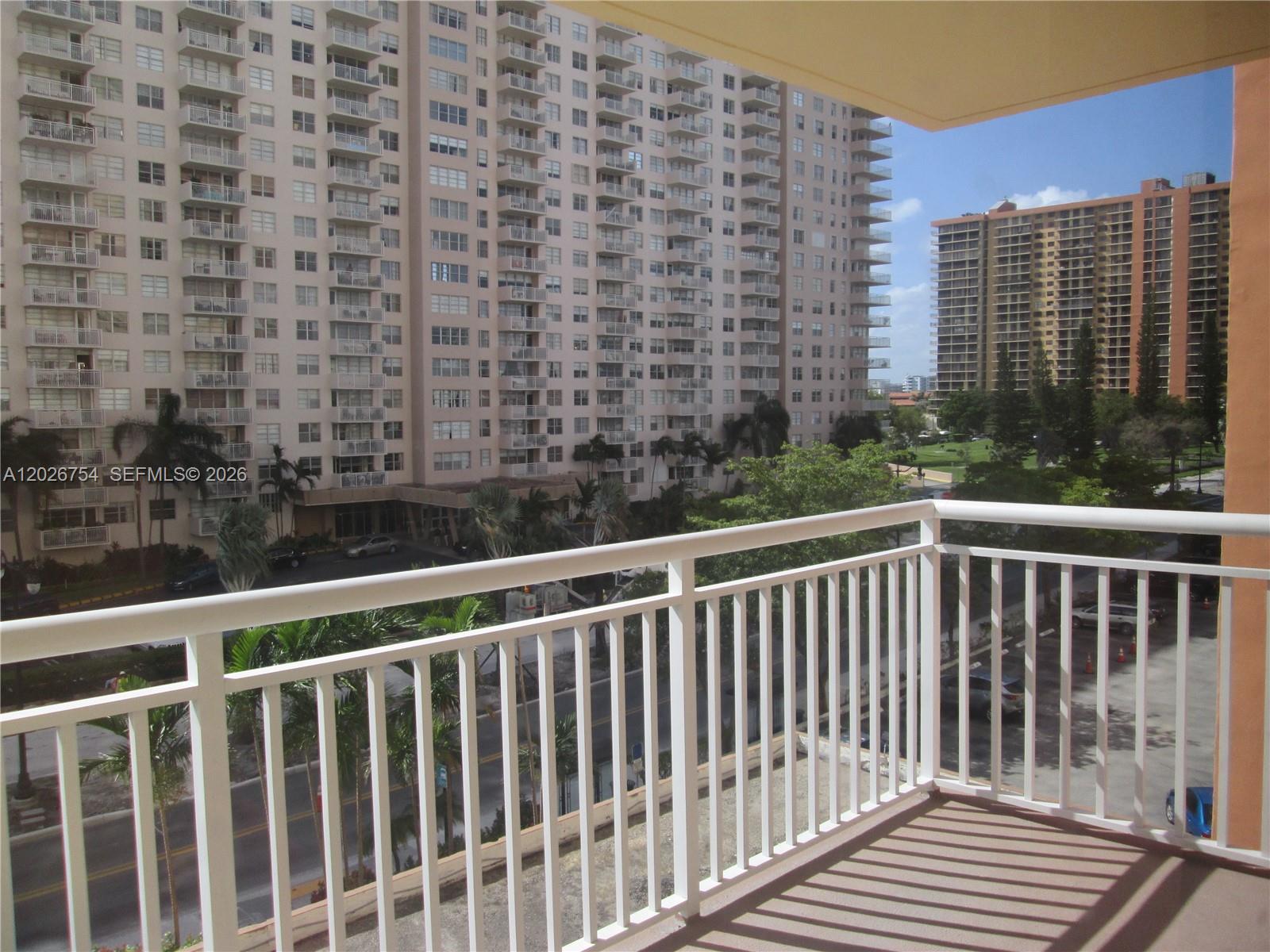 Ver detalles 411 2 / 2 1087 sq. ft. $ 2026-05-28 0 foto
