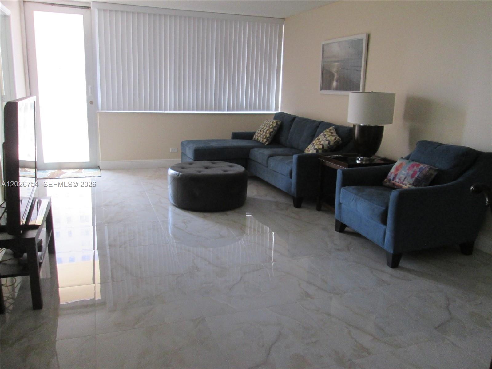 Ver detalles 411 2 / 2 1087 sq. ft. $ 2026-05-28 0 foto