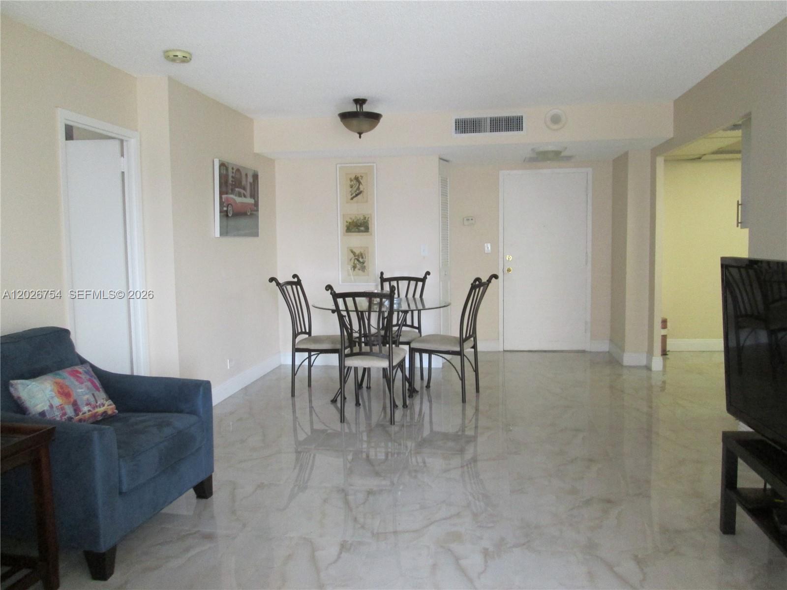 Ver detalles 411 2 / 2 1087 sq. ft. $ 2026-05-28 0 foto