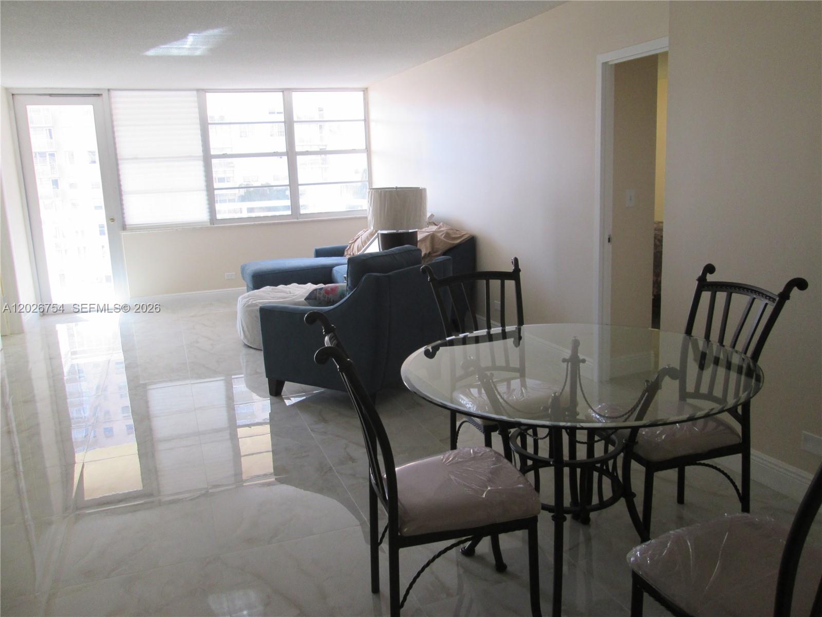 Ver detalles 411 2 / 2 1087 sq. ft. $ 2026-05-28 0 foto