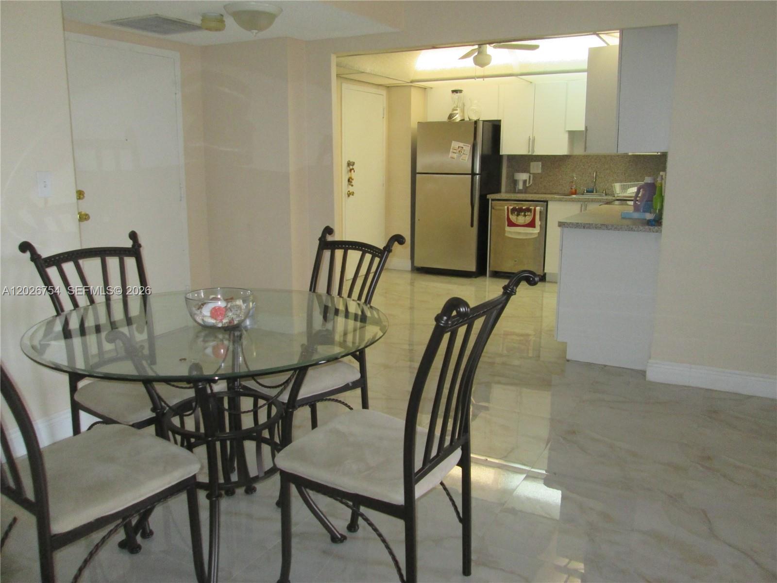 Ver detalles 411 2 / 2 1087 sq. ft. $ 2026-05-28 0 foto