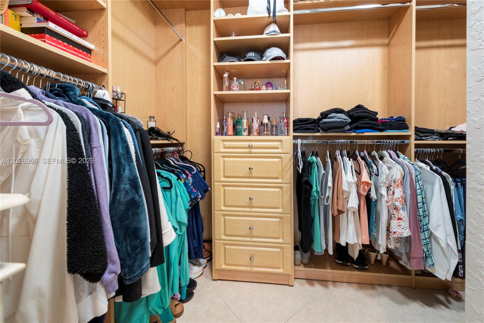 18991 6 / 5 3766 sq. ft. $ 2026-10-07 0 foto