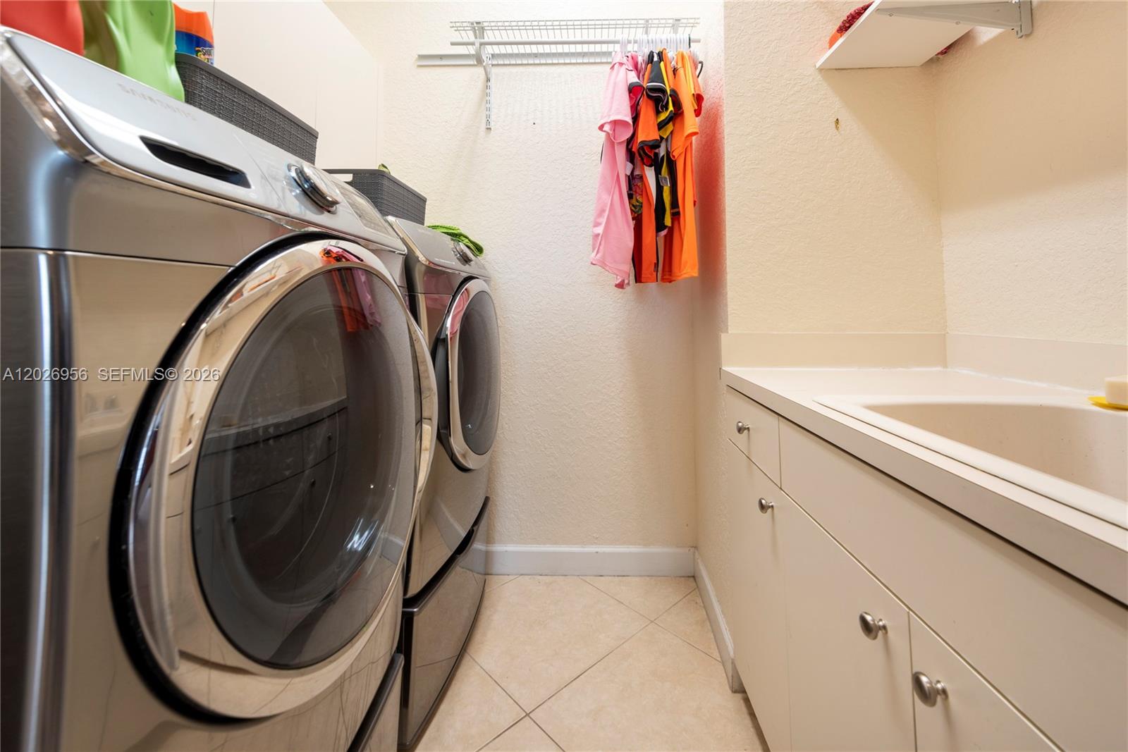 18991 6 / 5 3766 sq. ft. $ 2026-10-07 0 foto