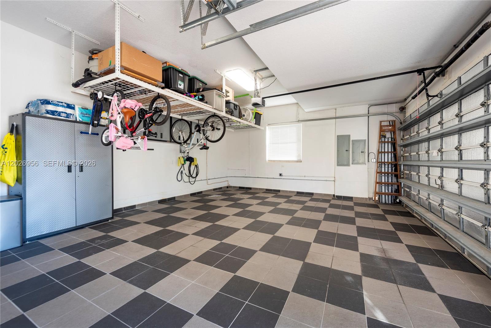 18991 6 / 5 3766 sq. ft. $ 2026-10-07 0 foto