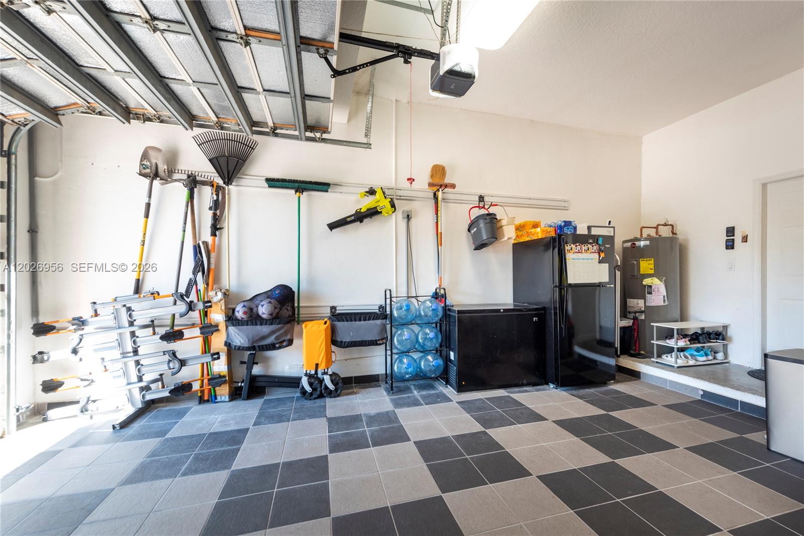 18991 6 / 5 3766 sq. ft. $ 2026-10-07 0 foto