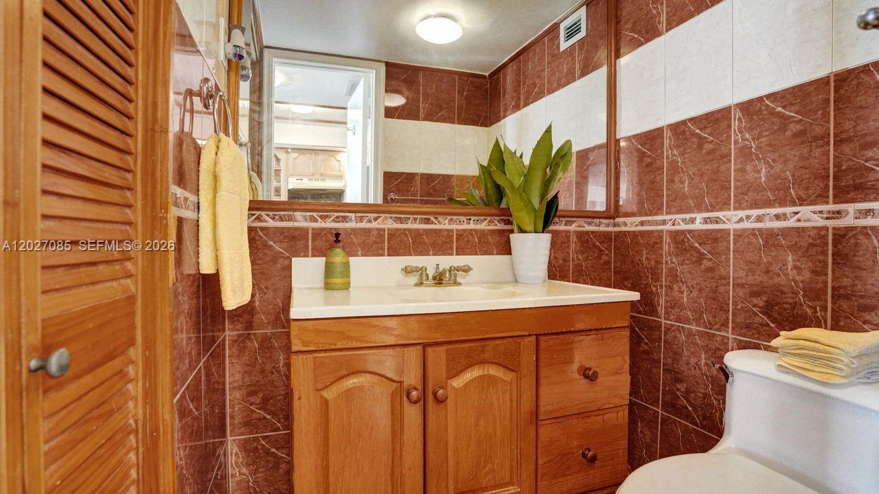 Ver detalles 1404 1 / 2 750 sq. ft. $ 2026-05-28 0 foto