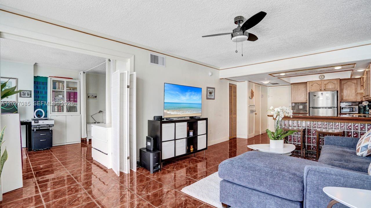 Ver detalles 1404 1 / 2 750 sq. ft. $ 2026-05-28 0 foto