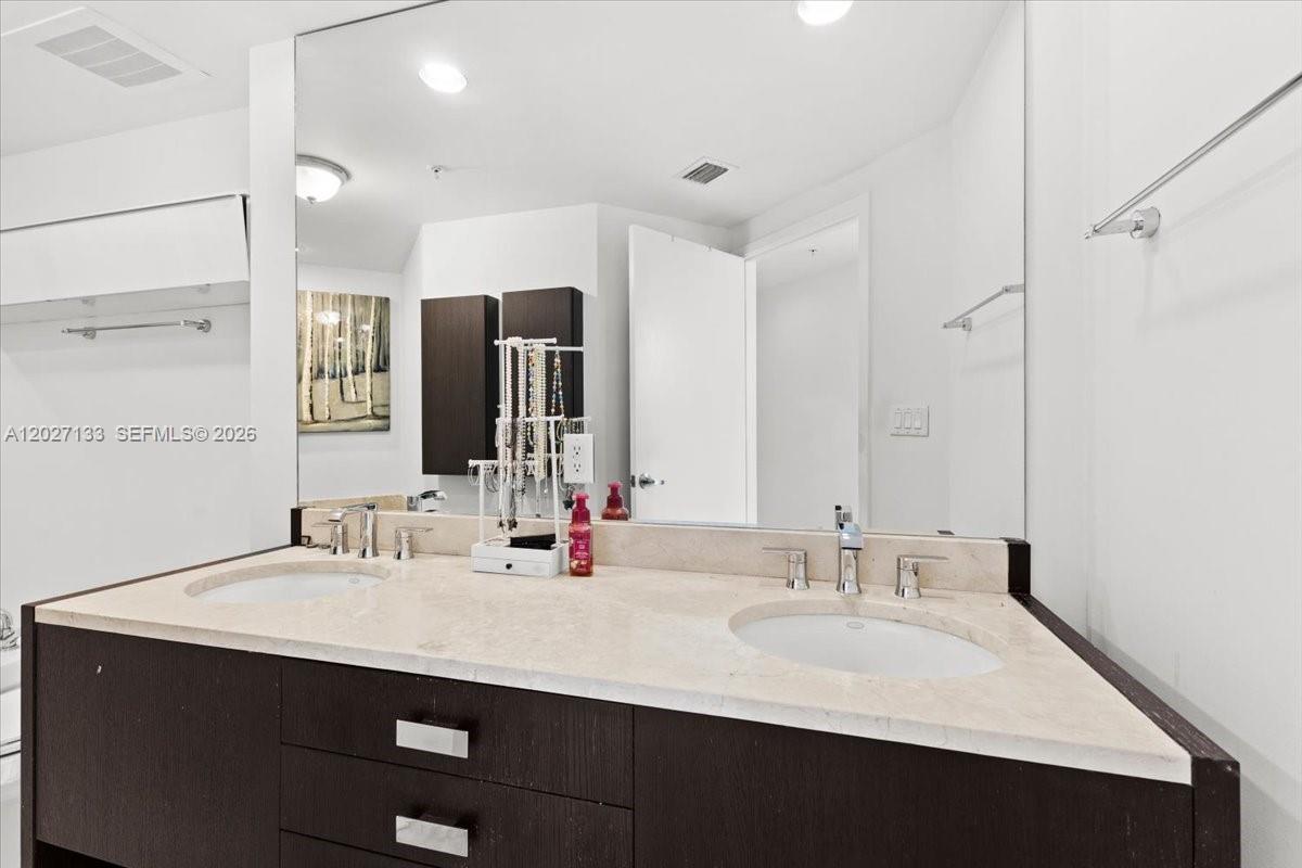 See details 601A 2 / 2 1289 sq. ft. $ 2026-06-17 0 Photo