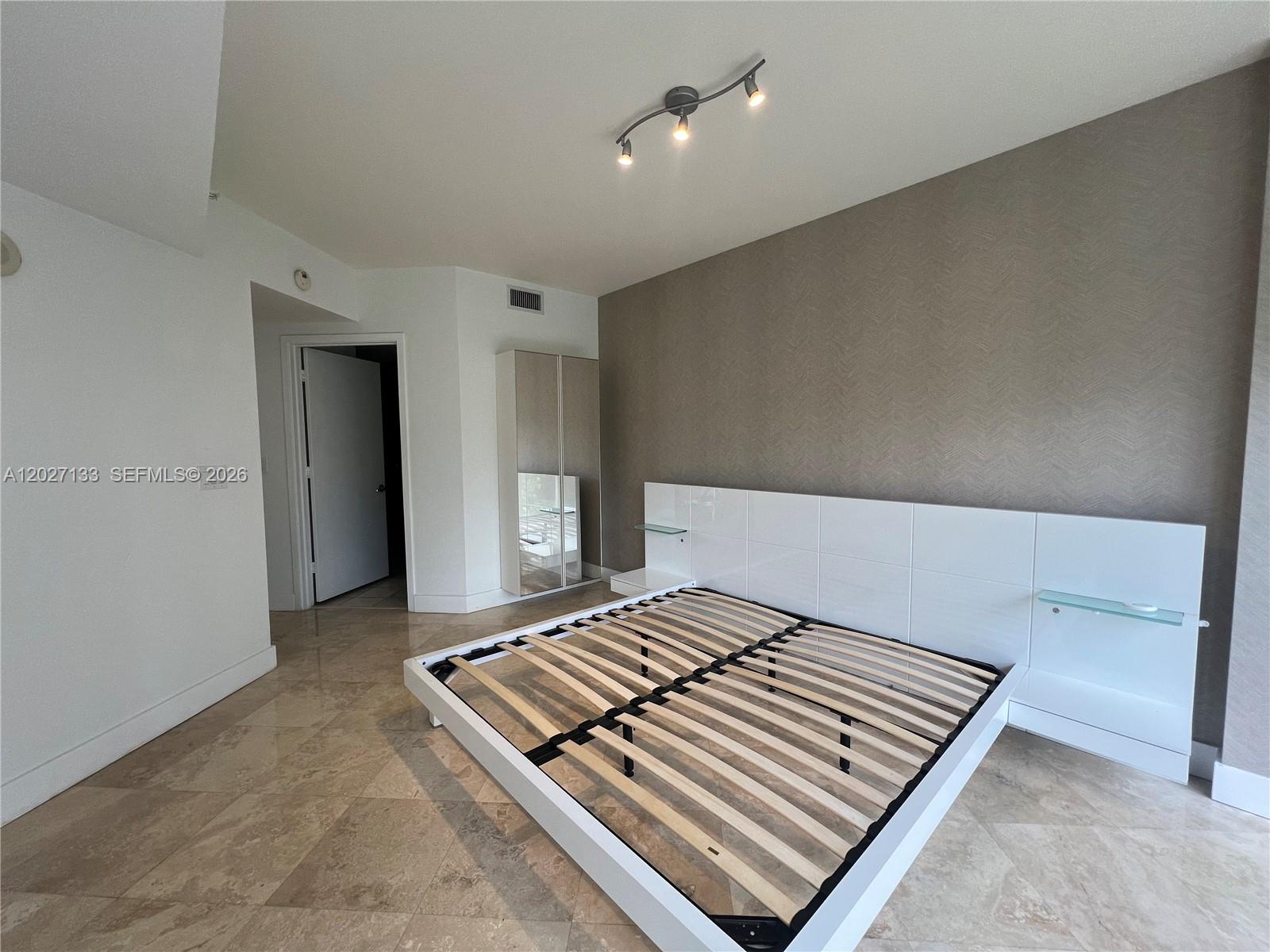 See details 601A 2 / 2 1289 sq. ft. $ 2026-06-17 0 Photo