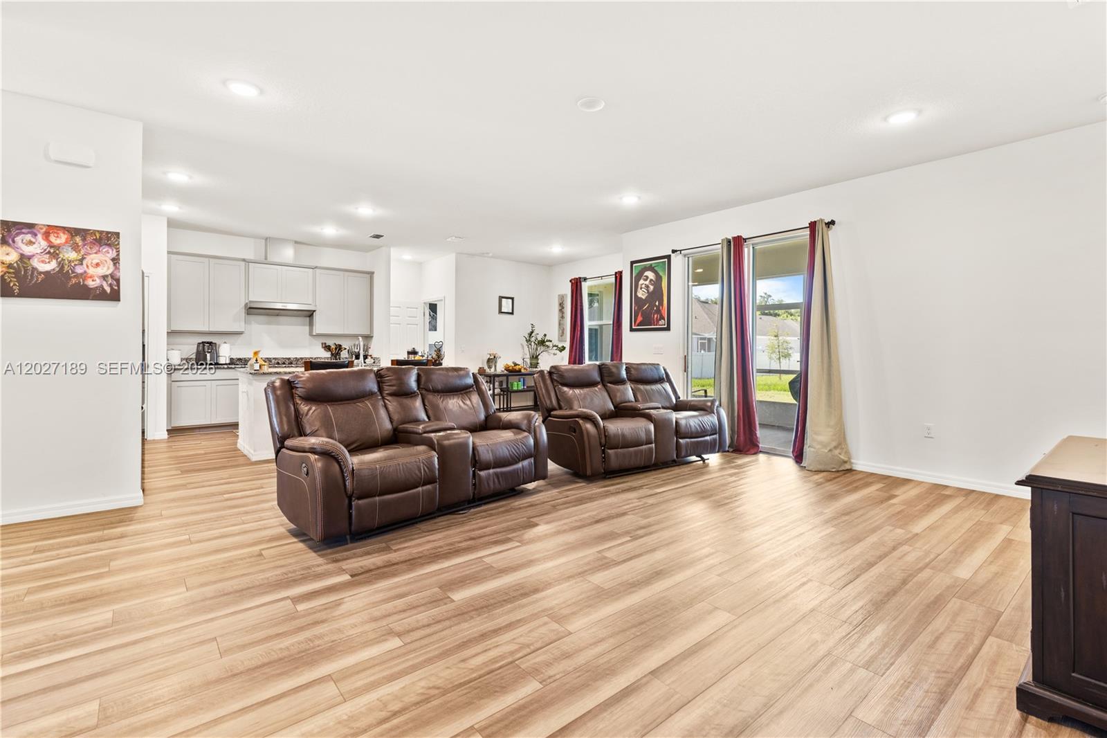 Ver detalles 1534 4 / 3 2337 sq. ft. $ 2026-05-28 0 foto