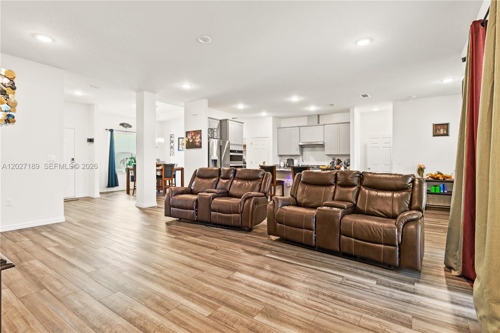 Ver detalles 1534 4 / 3 2337 sq. ft. $ 2026-05-28 0 foto