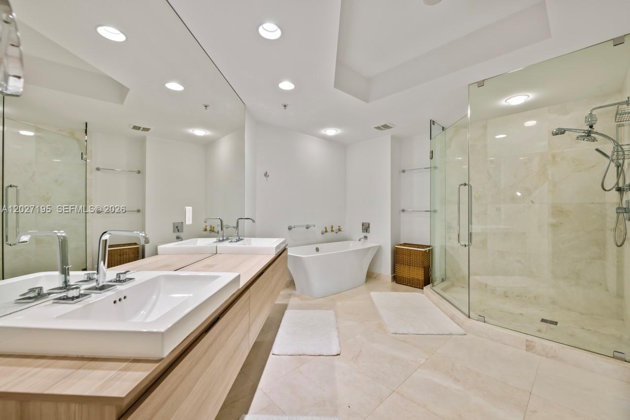 Photo of 17301 Biscayne Blvd #811, North Miami Beach, Florida, 33160 -