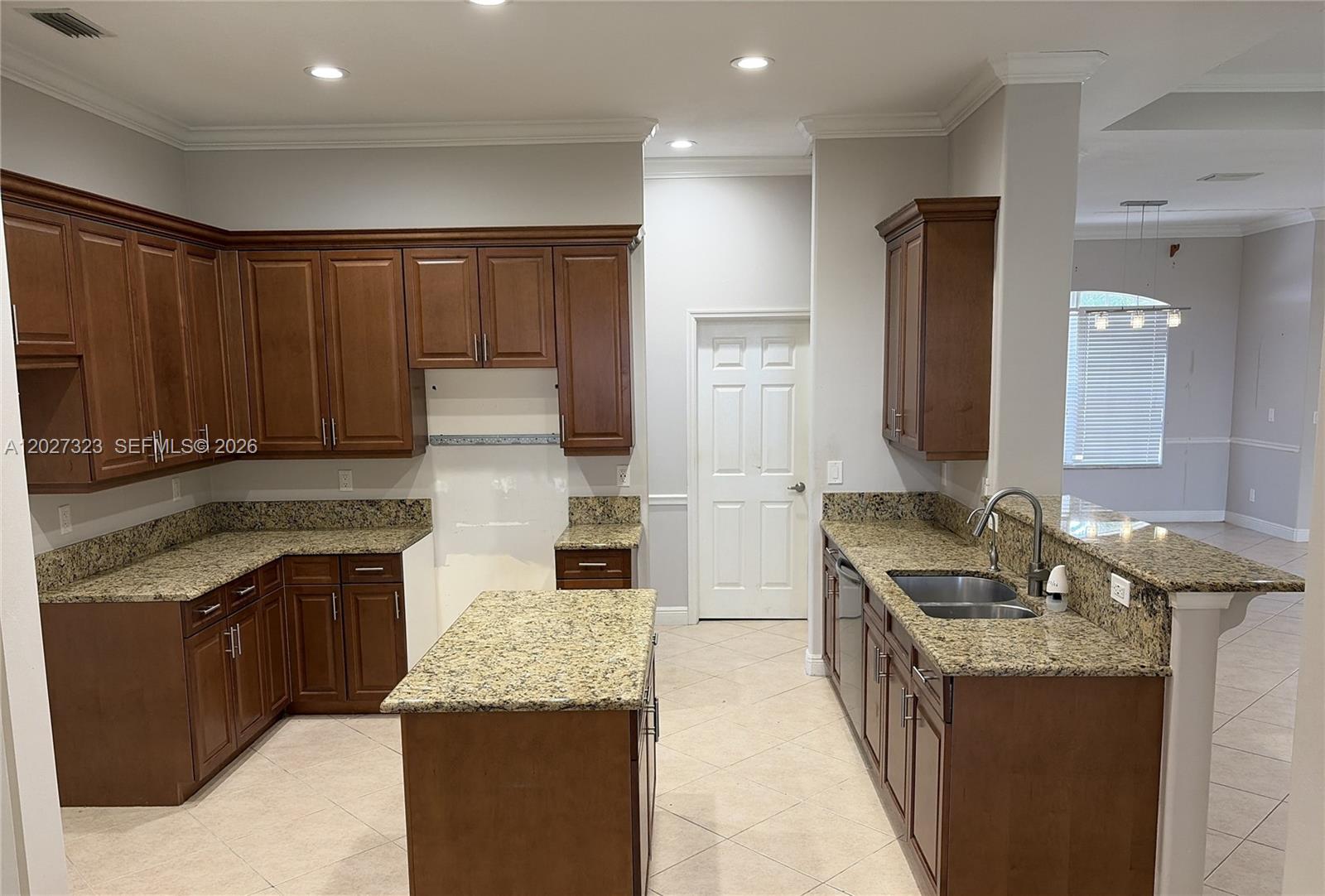 Ver detalles 1420 4 / 3 2293 sq. ft. $ 2026-05-29 0 foto