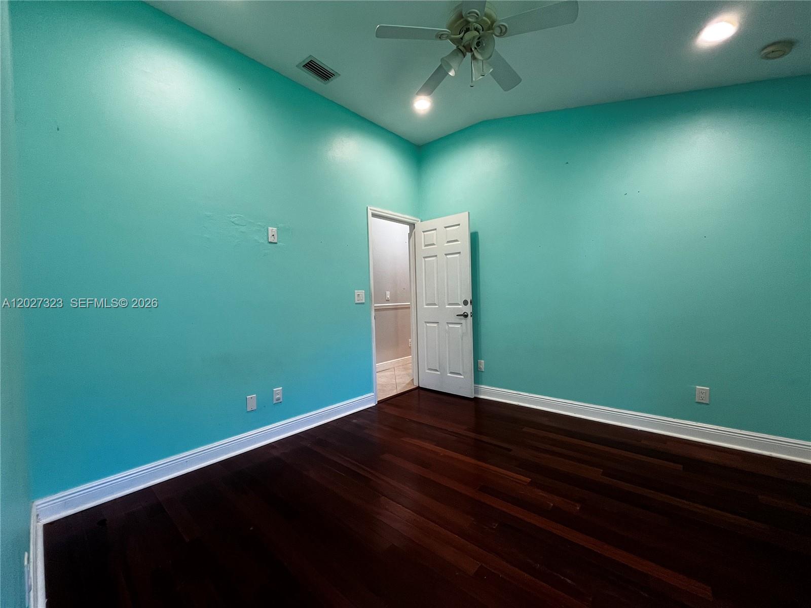 Ver detalles 1420 4 / 3 2293 sq. ft. $ 2026-05-29 0 foto