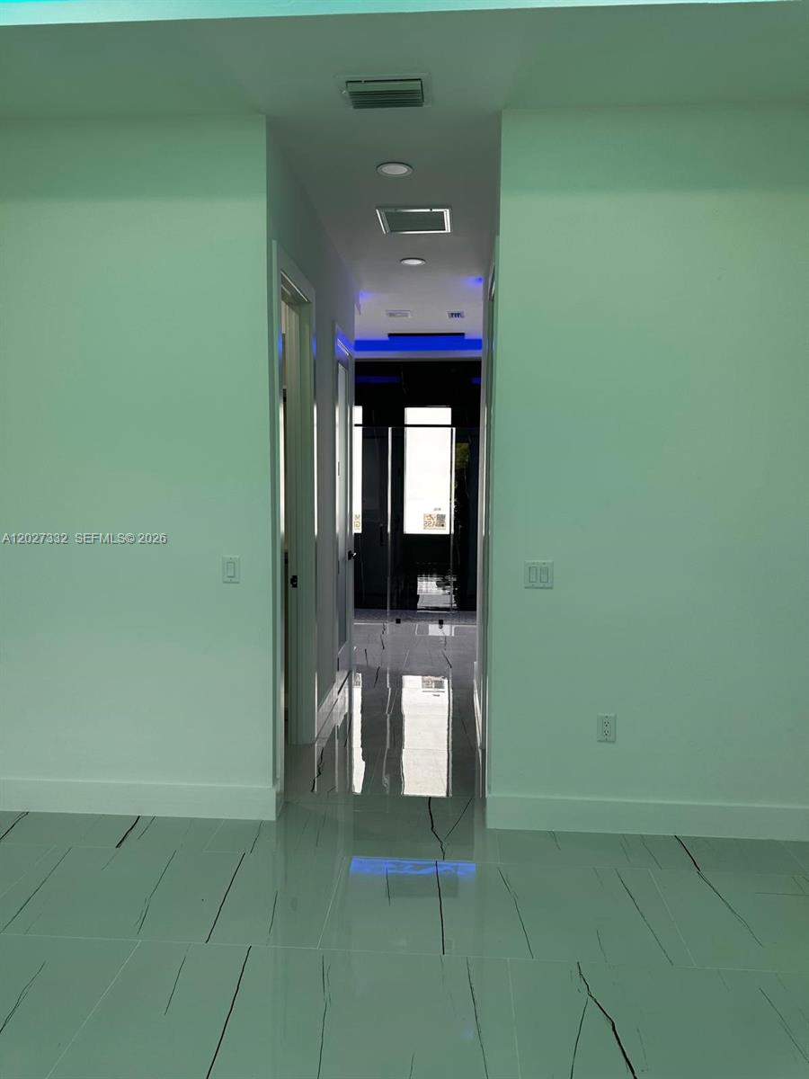 Ver detalles 616 4 / 2 sq. ft. $ 2026-06-03 0 foto