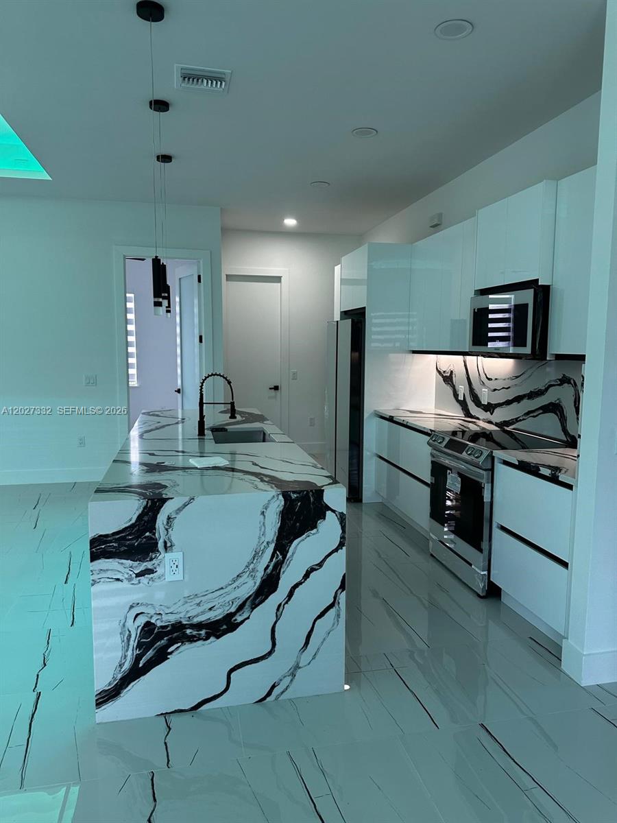 Ver detalles 616 4 / 2 sq. ft. $ 2026-06-03 0 foto