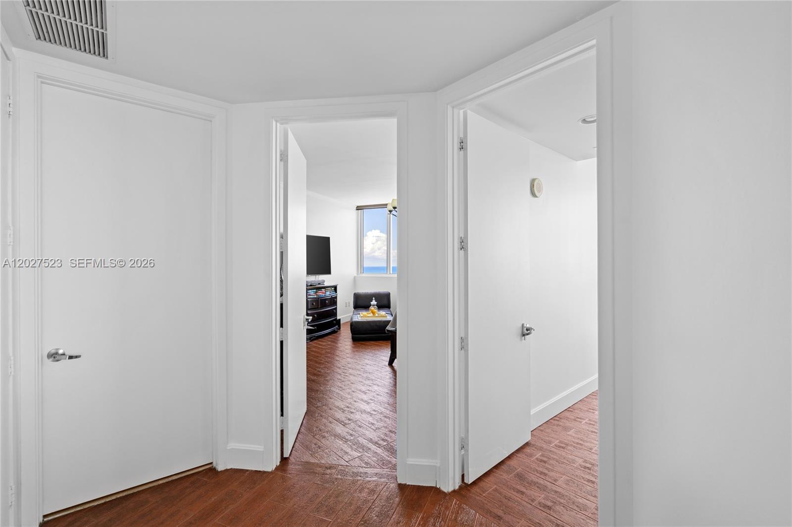 Ver detalles 4209 2 / 3 1722 sq. ft. $ 2026-05-29 0 foto