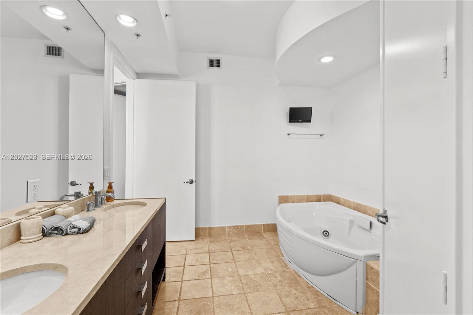 Ver detalles 4209 2 / 3 1722 sq. ft. $ 2026-05-29 0 foto