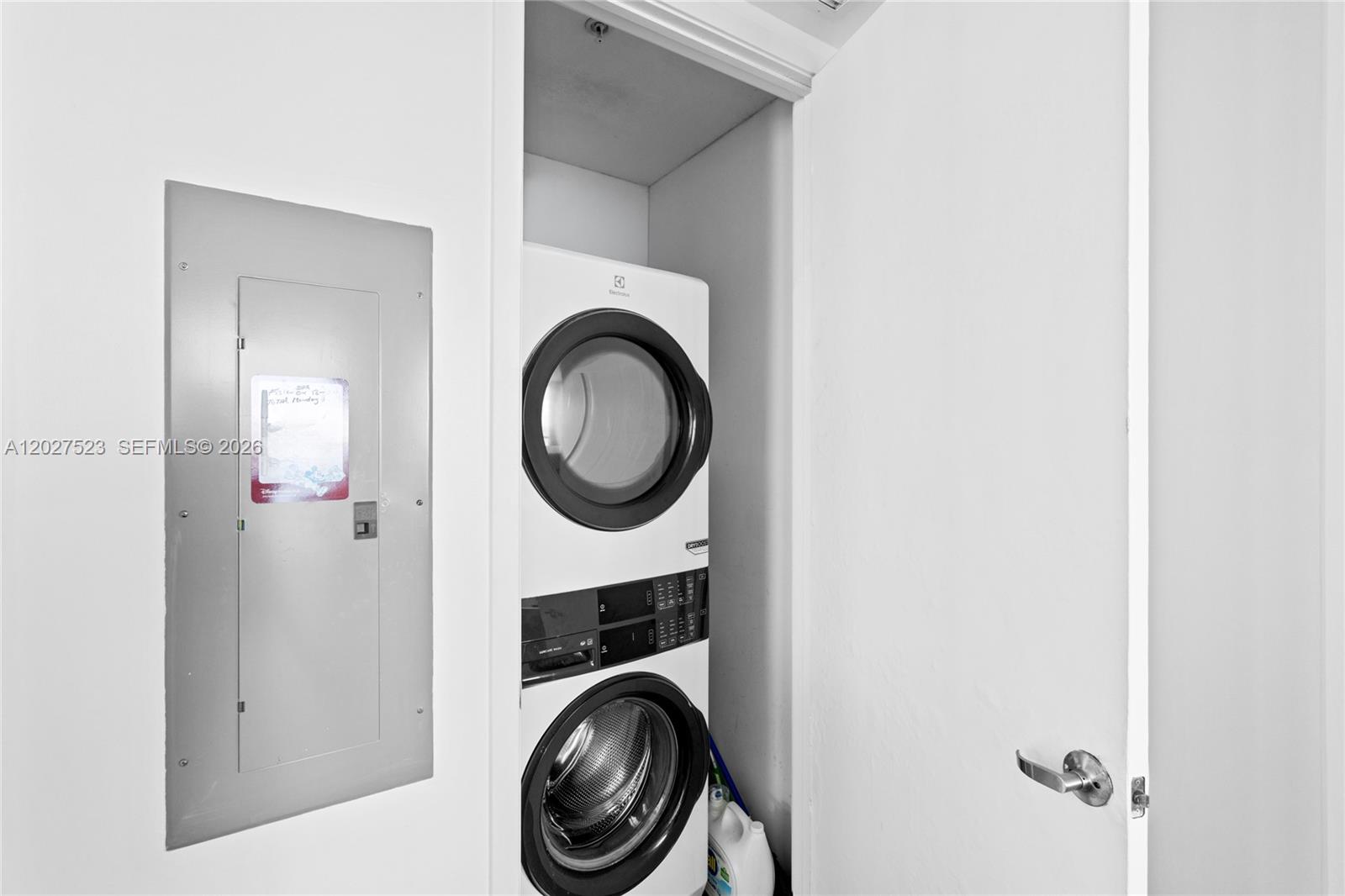 Ver detalles 4209 2 / 3 1722 sq. ft. $ 2026-05-29 0 foto