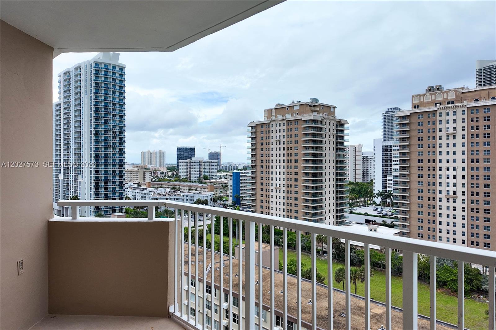 See details 11M 1 / 2 870 sq. ft. $ 2026-05-29 0 Photo