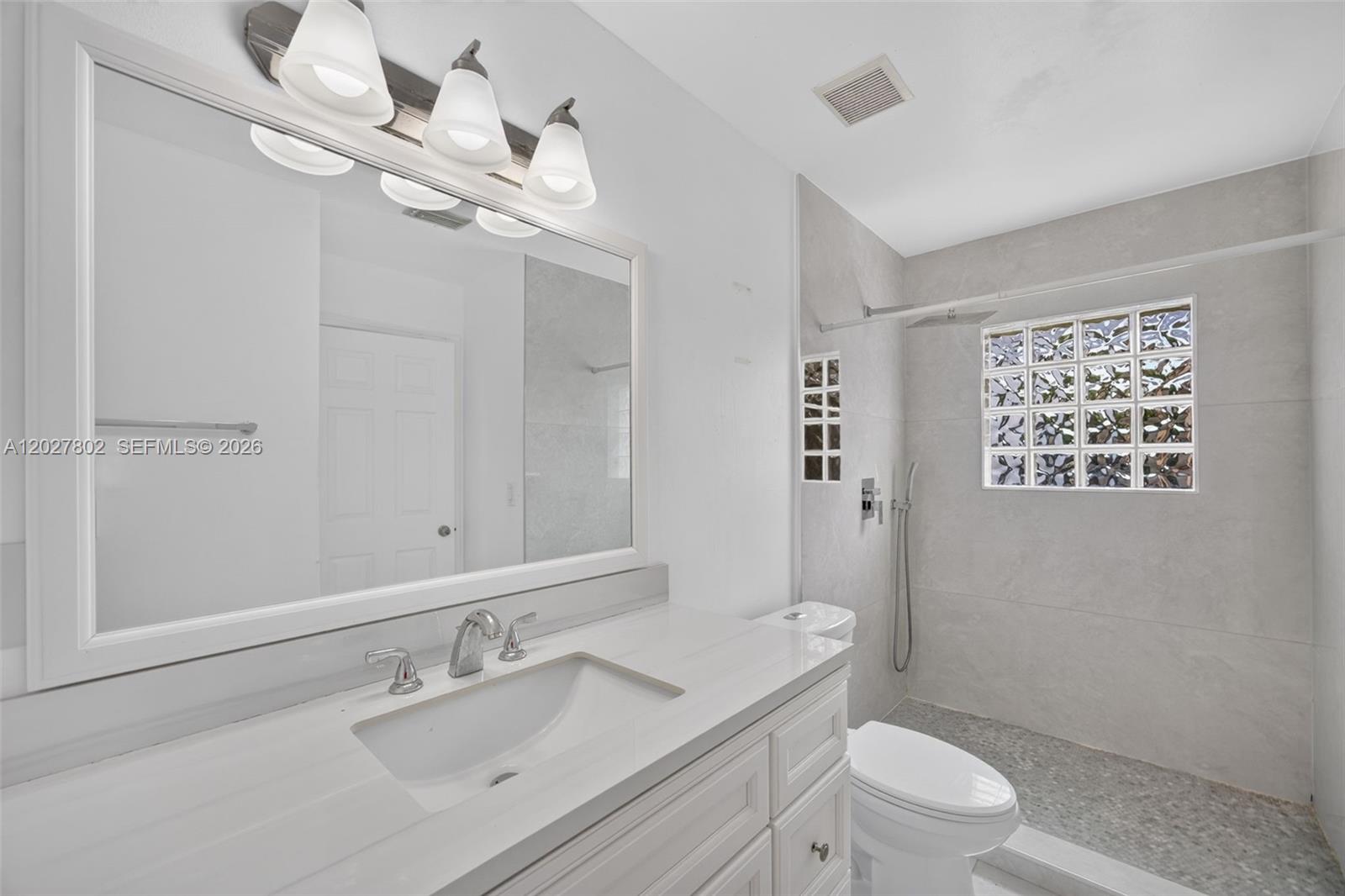 See details 8462 3 / 2 1454 sq. ft. $ 2026-10-10 0 Photo